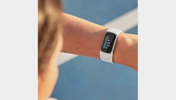  Fitbit Charge 5 Advanced Health & Fitness Tracker 